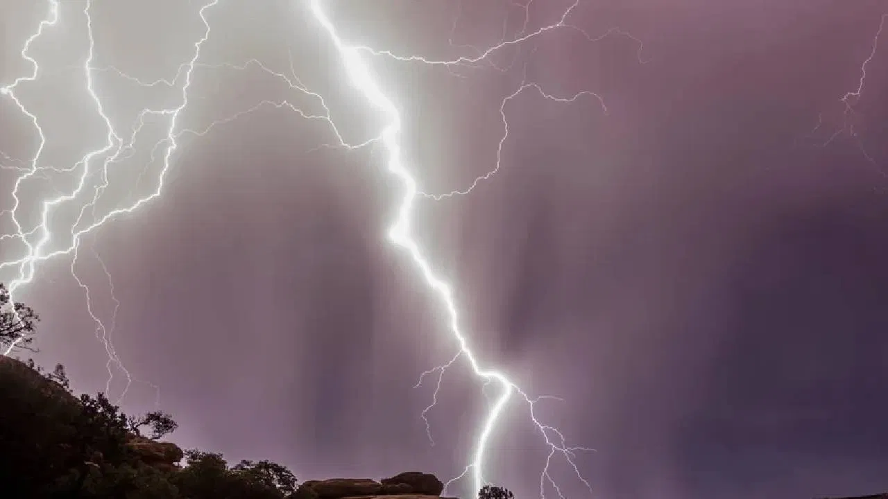 राज्यासह देशातील हवामानात सातत्याने बदल होत असून कुठे कडाक्याची थंडी तर कुठे मुसळधार पावसाचं चित्र दिसत आहे. 