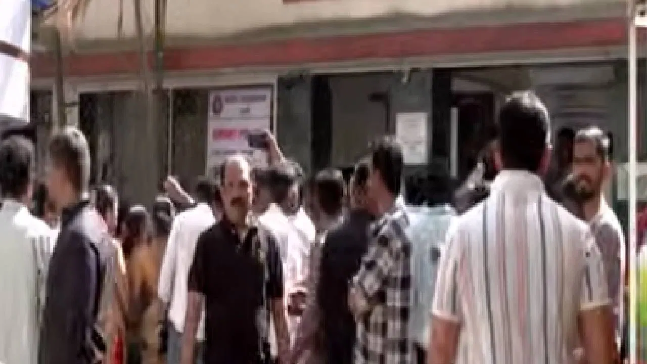 महापालिका निवडणुकीच्या मतदानाला अवघे काही तास उरलेले असताना ठाण्यात एकनाथ शिंदे गट